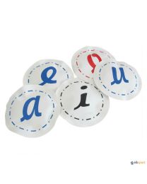 Círculos de tela con letras flotantes