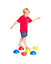 Niño jugando con semiesferas de equilibrio de plástico Gonge
