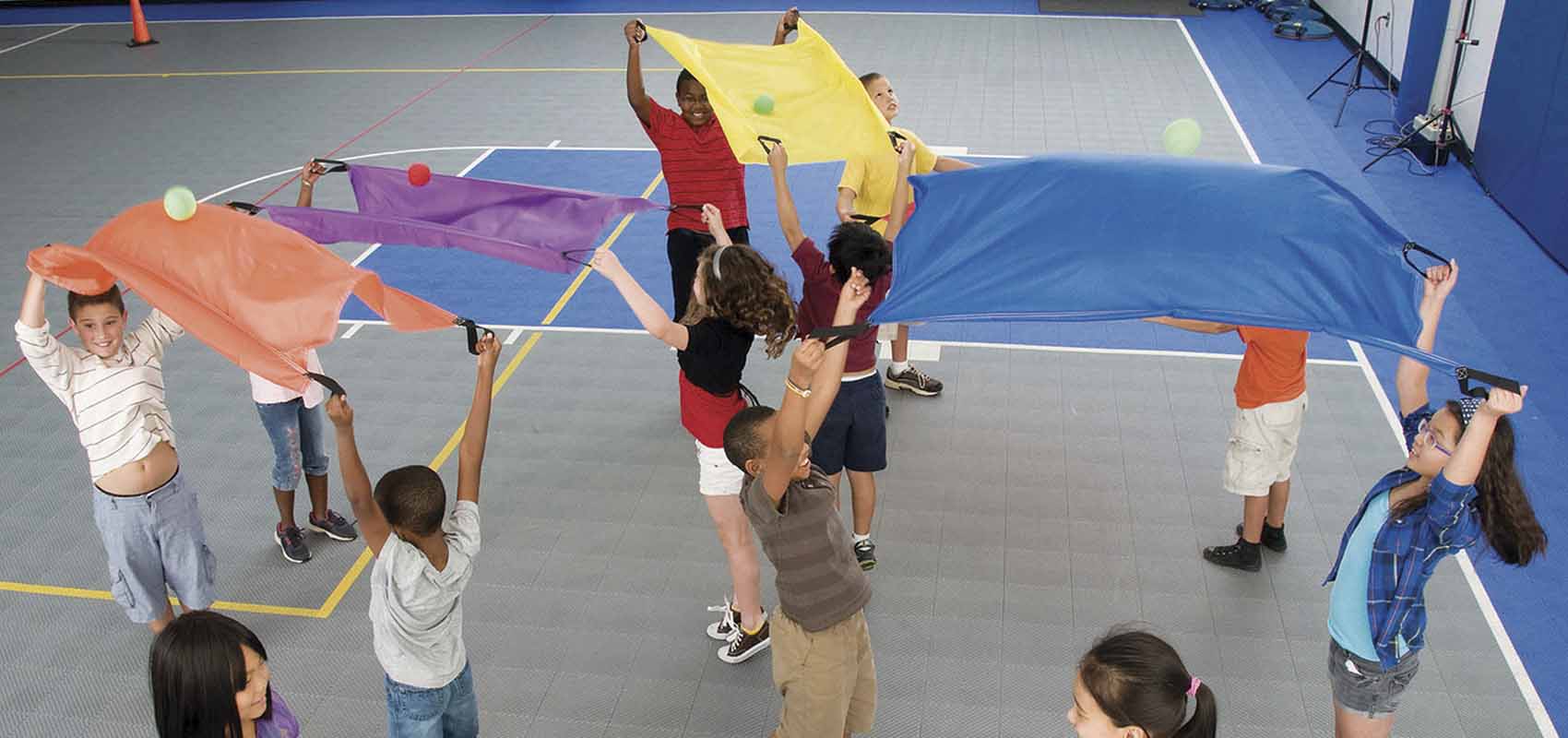 Jugamos con el paracaídas - Centro de Educación Infantil Luna en Zaragoza