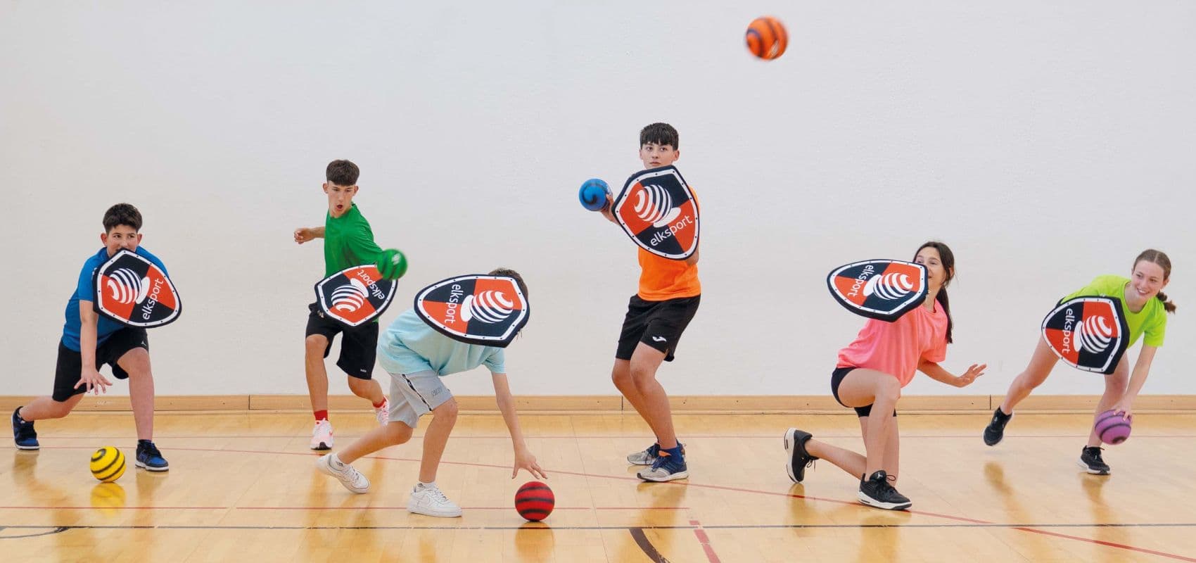 Unidad didáctica con pelotas y escudos de espuma 