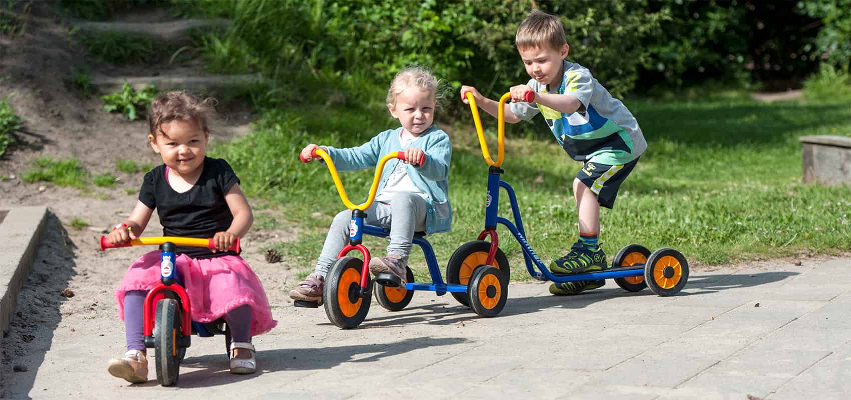 Juguetes sobre ruedas: bicicletas sin pedales, patinetes y triciclos
