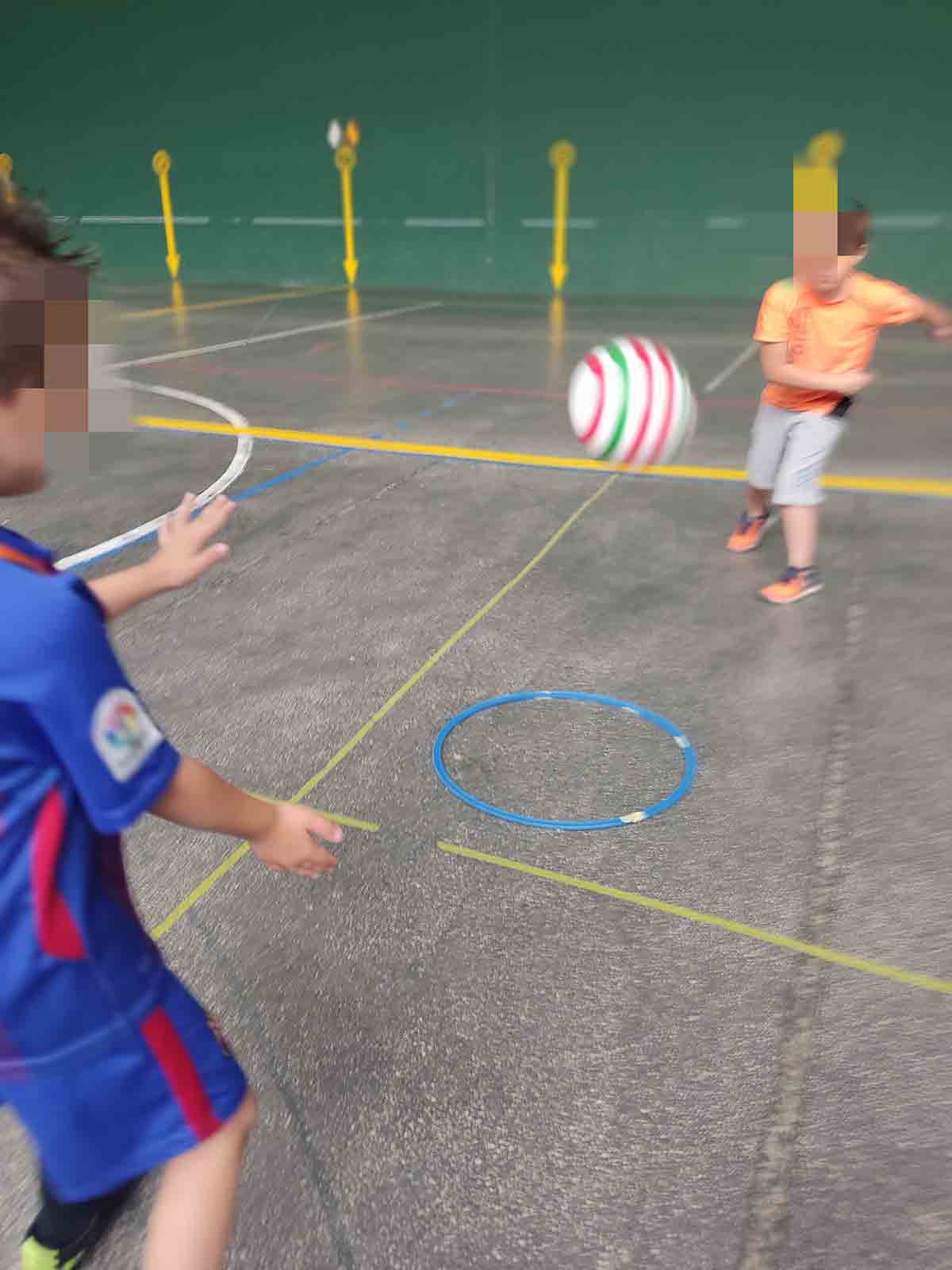 Juego De Fútbol Para Niños. Los Niños Que Golpea El Balón De