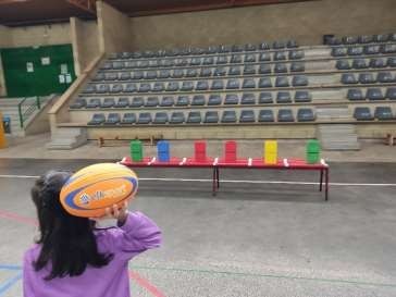 niña practicando puntería con balón de rugby