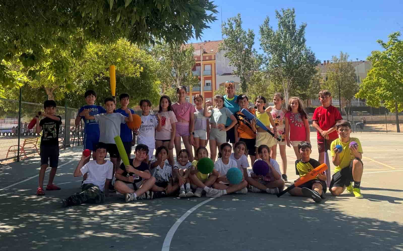 Alumnado de 4º de primaria practicando deportes de bate y campo con SUPERBATES de ELK Sport en clase de educación física