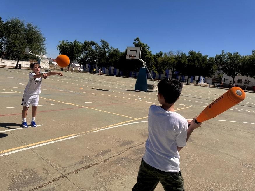 Alumnado lanzando con superbate y pelota Velvet