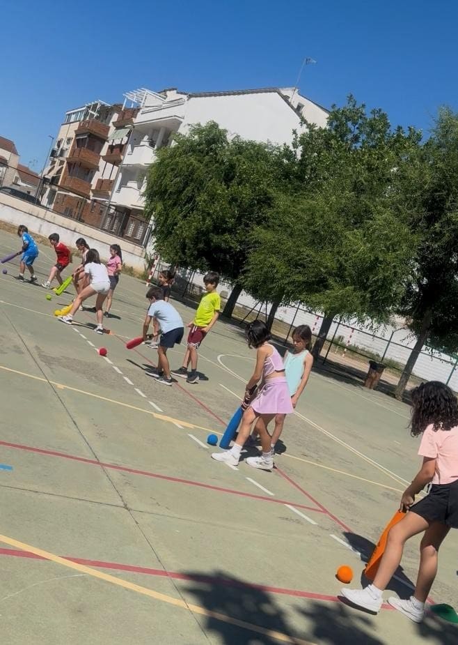 Alumnado en educación Física iniciándose en deportes con bate