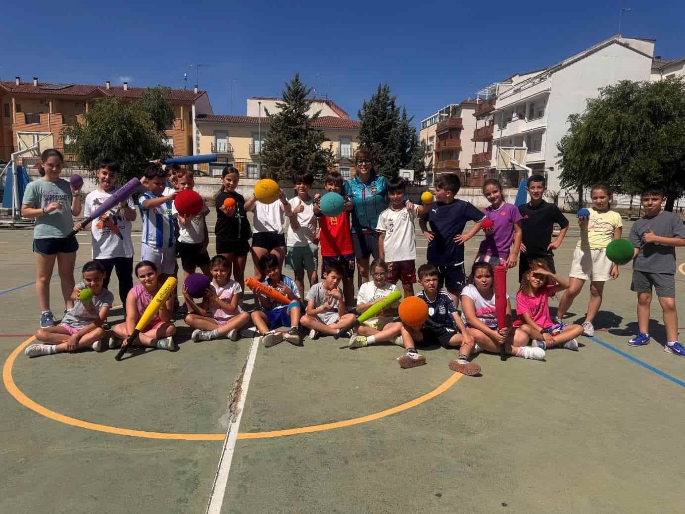 Alumnado de Educación Primaria iniciándose en el béisbol adaptado con material de ELK Sport