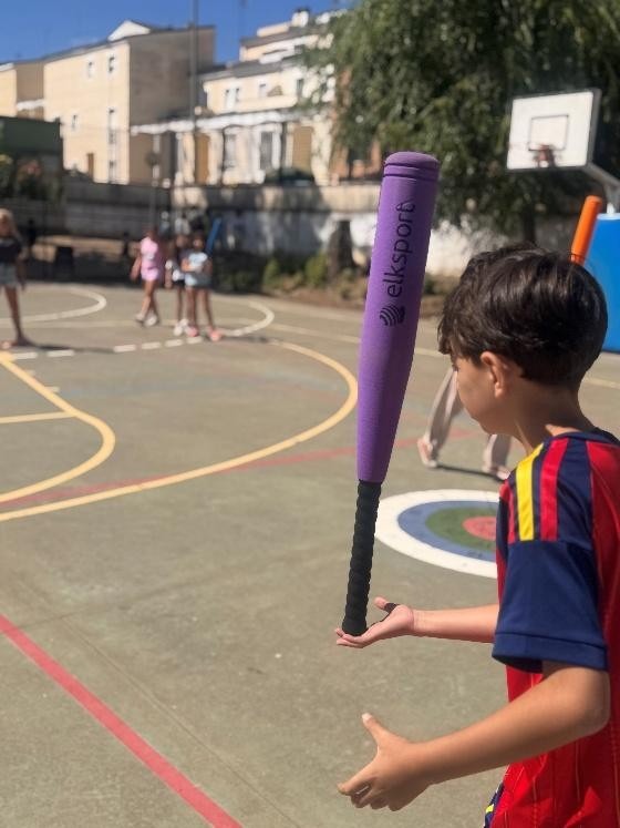 Alumno de primaria con superbate de Elk Sport