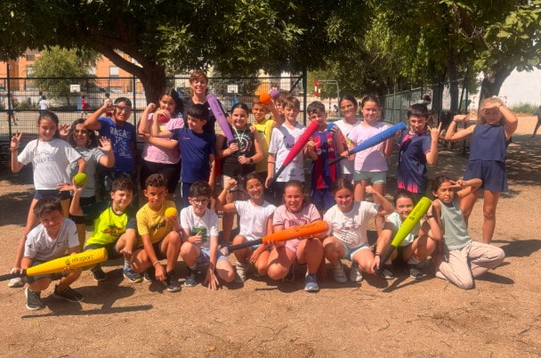 Alumnos de EF con material de iniciación al béisbol