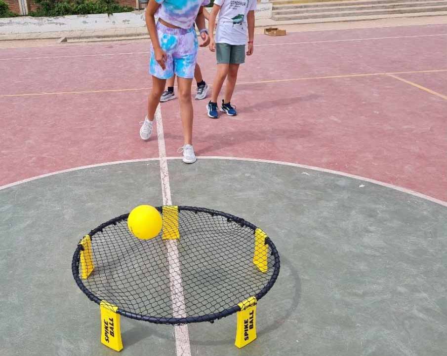 Alumnos jugando a Spikeball