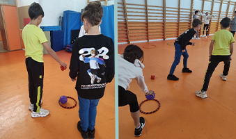 Alumnos jugando al Tira-Ball