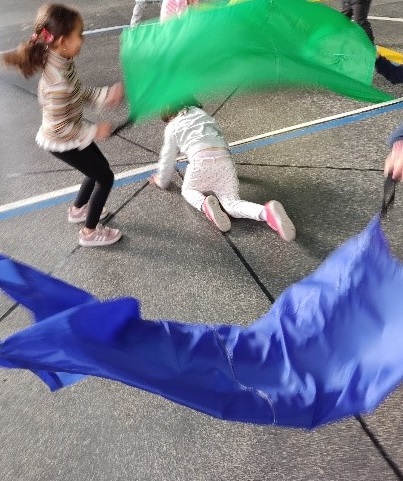 Escuela Infantil Miniclub - MINICLUB DE JUEGOS En el juego cooperativo del  paracaídas tenemos un objetivo en común que no se caigan las  pelotas!! Los niños siempre disfrutan mucho de esta actividad