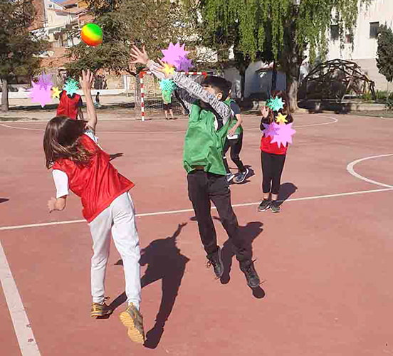 Alumnos jugando a Pasegol con pelota arcoíris