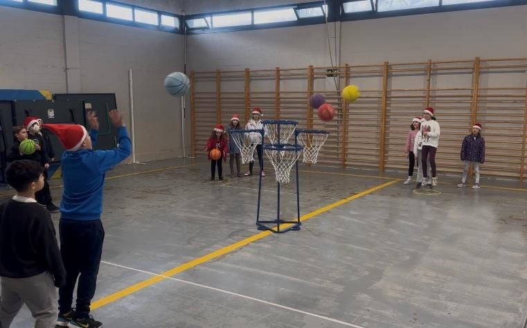 Canasta infantil de minibasket y balones