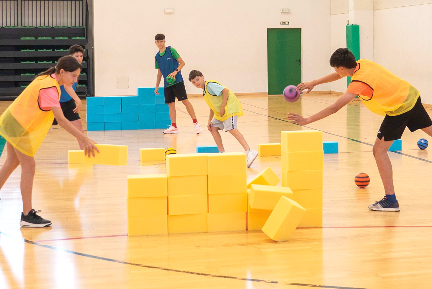 Niños jugando y derribando muros con bolas