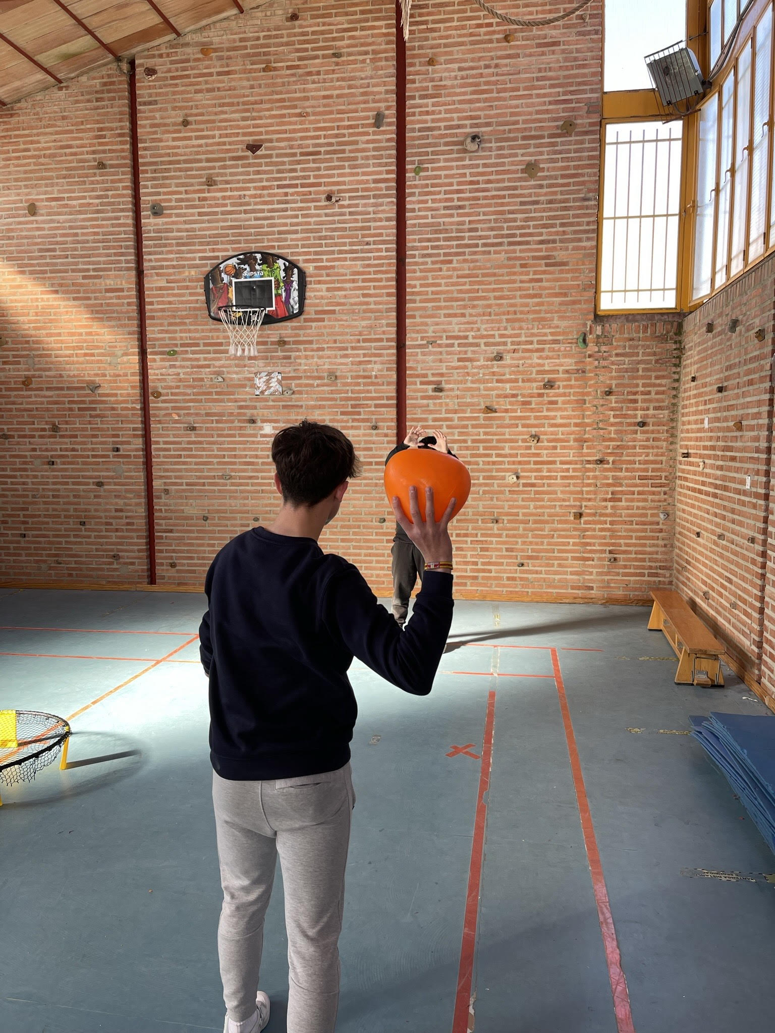 frágil límite Seducir Juegos con bola de pirámide para Educación Física