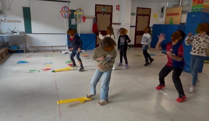 Niños realizando una carrera de relevos con lanzadores