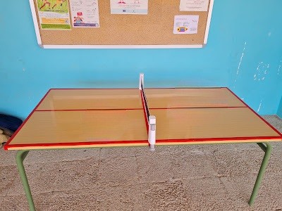 mesa escolar adaptada para jugar a ping pong