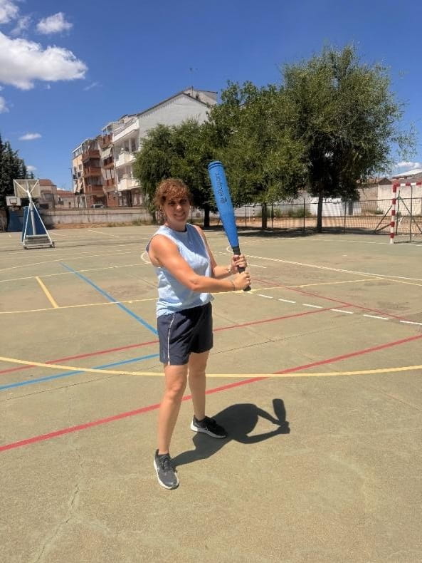 Noemí Gil enseñando como agarrar un superbate de Elk Sport