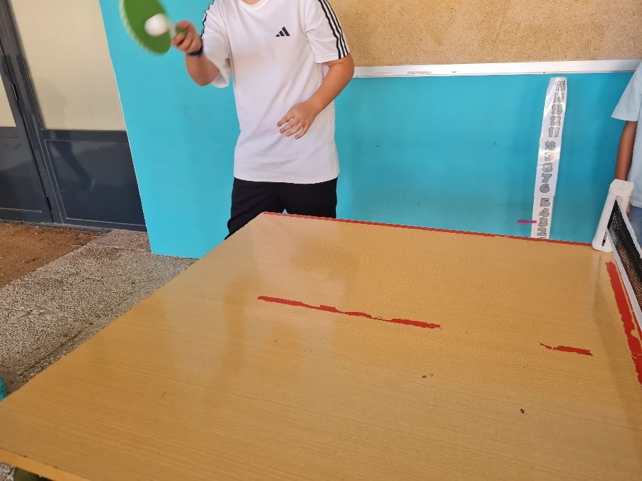 alumno jugando a ping pong