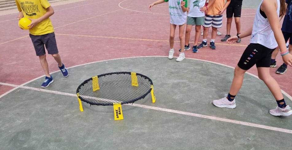 Práctica del Spikeball en clase