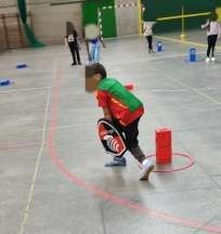 niño usando un escudo de espuma como carta defensiva en Launchball