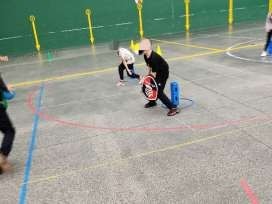 niños defendiendo sus bases con escudos de espuma en Launchball