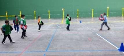 niños jugando al datchball con escudos de espuma