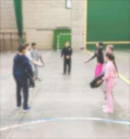 niños jugando al puente tibetano con escudos de espuma