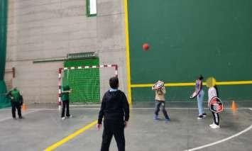 niños lanzando el balón a los escudos de espuma